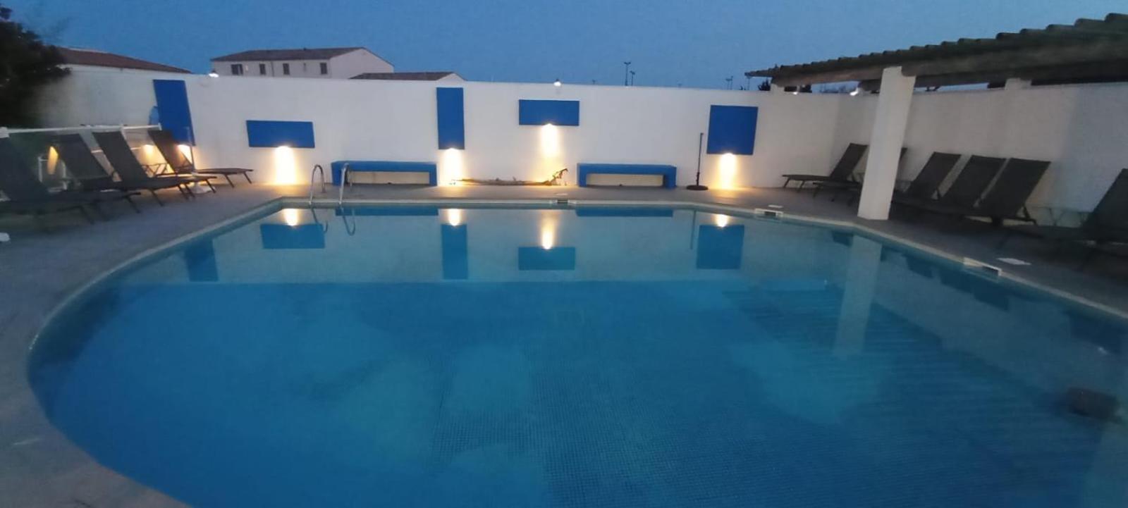 Hotel Le Bleu Marine Saintes-Maries-de-La-Mer Exterior foto